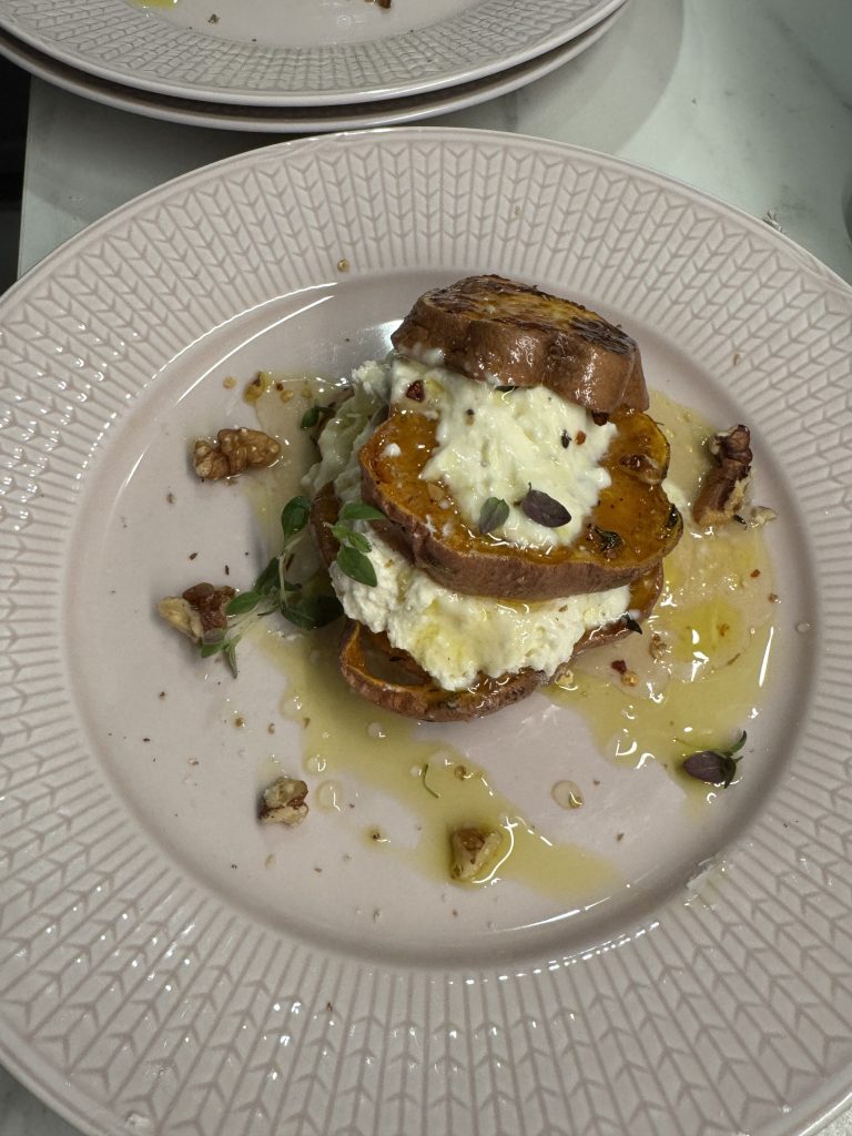 Sötpotatis med vispad fetaoskräm