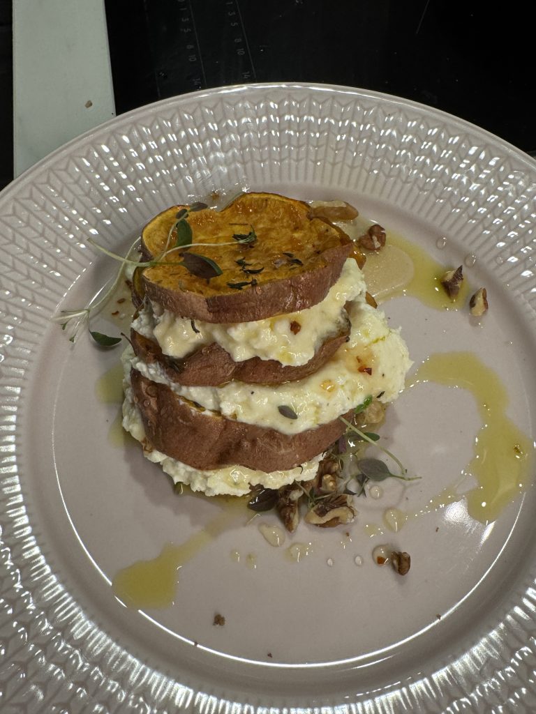 
Sötpotatis med vispad fetaoskräm
