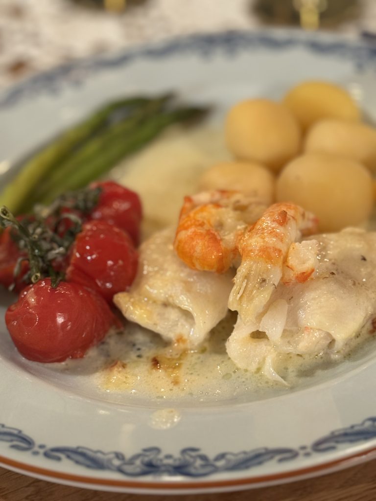 Gratinerad Rödspätta med vitvinssås och kräftor stjärtar