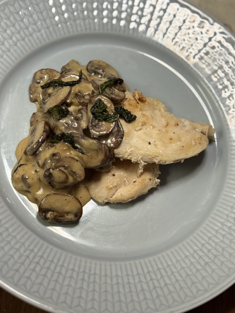 Kyckling med salvia och parmesan champinjoner