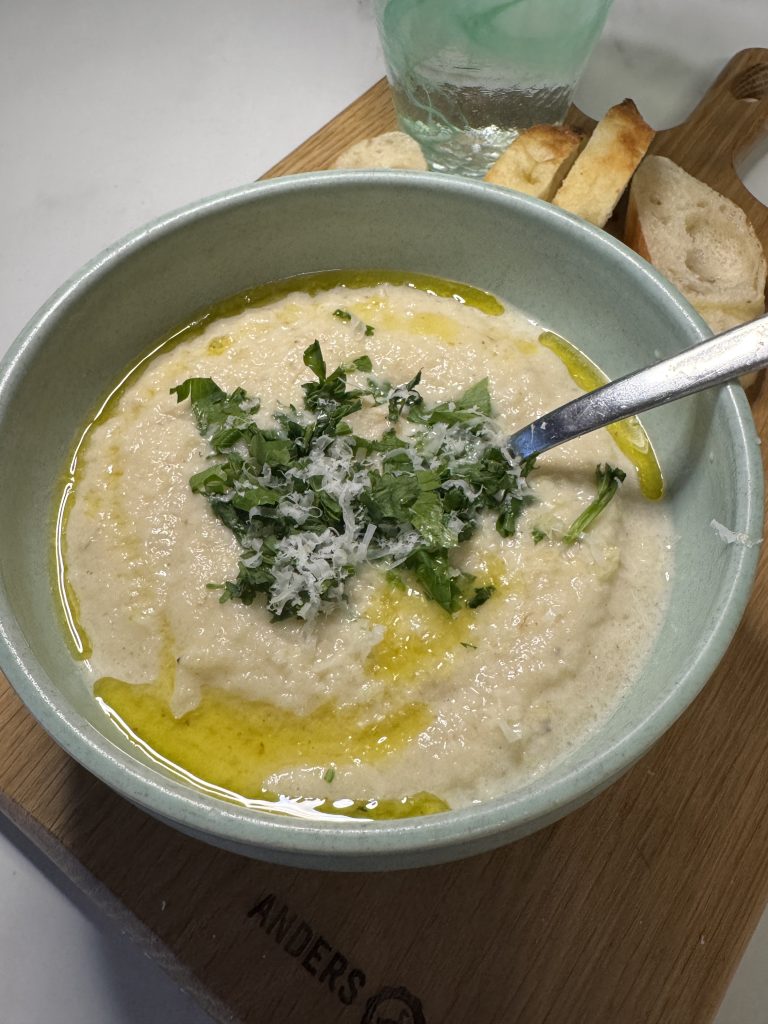 Rostad blomkålssoppa och vitlök