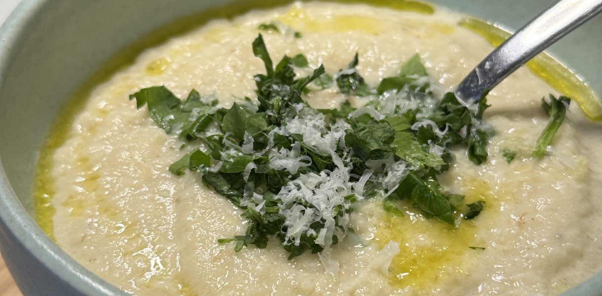 Rostad blomkålssoppa och vitlök