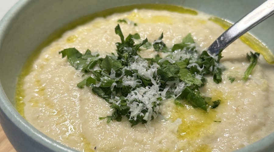 Rostad blomkålssoppa och vitlök