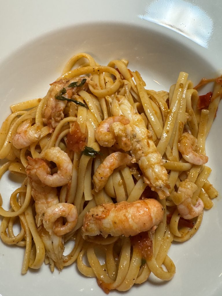 Pasta med skaldjur och tomater