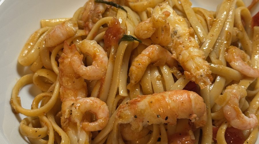 Pasta med skaldjur och tomater