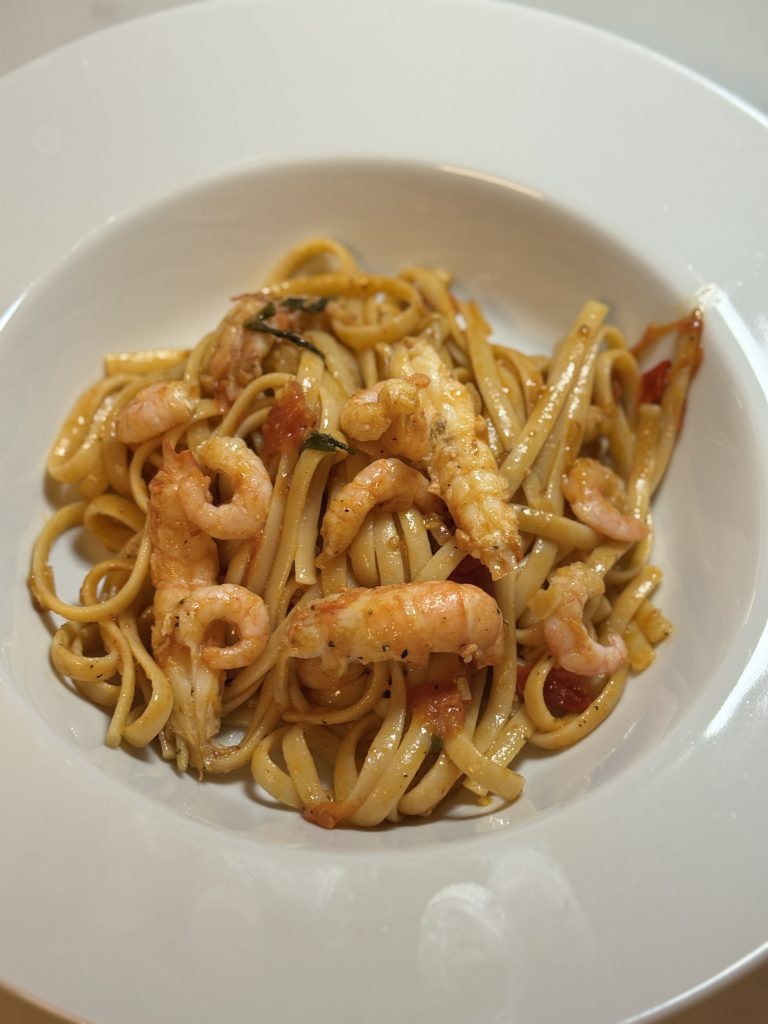 Pasta med skaldjur och tomater