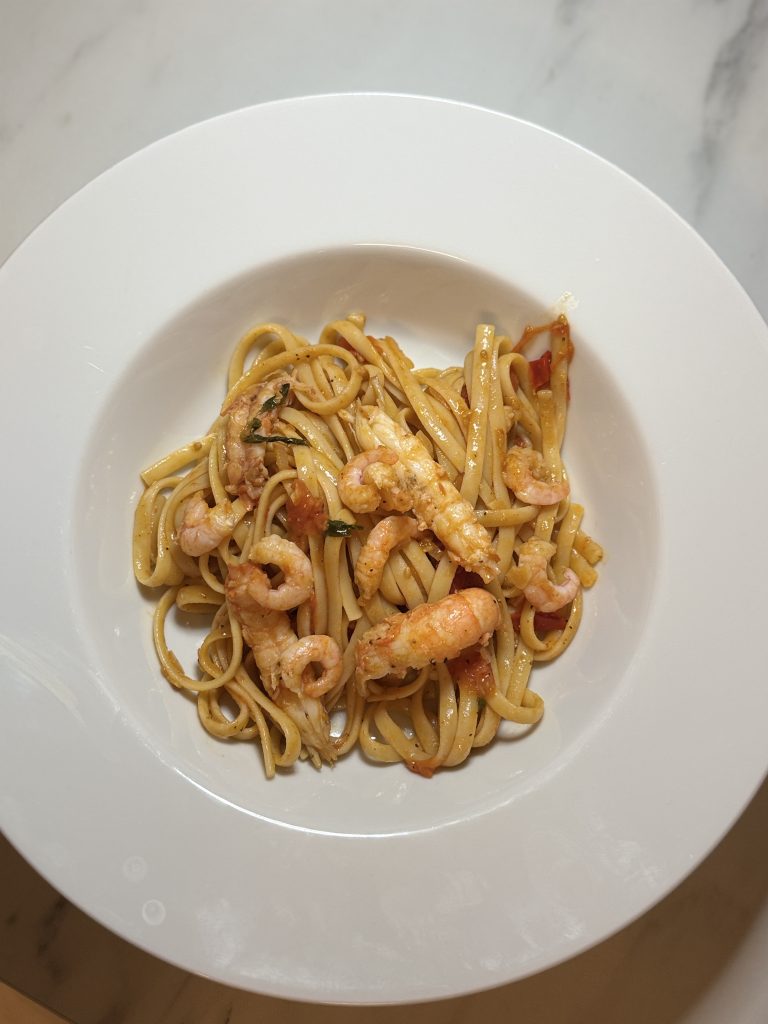 Pasta med skaldjur och tomater