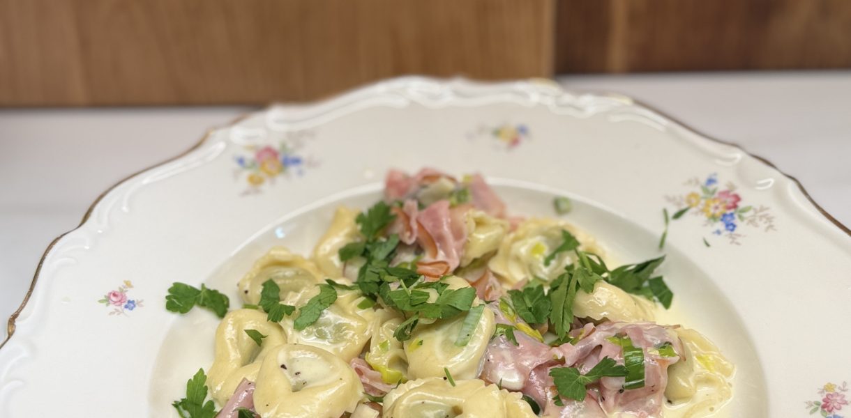 Krämig tortellini med ost och skinksås