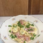 Krämig tortellini med ost och skinksås