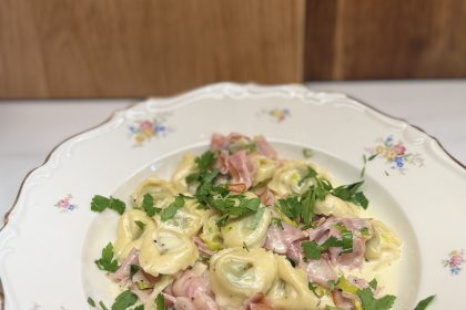 Krämig tortellini med ost och skinksås