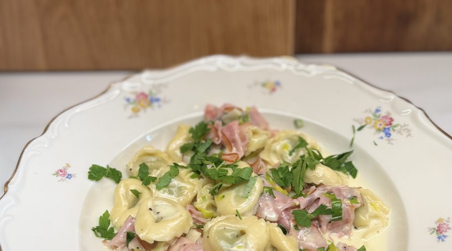 Krämig tortellini med ost och skinksås