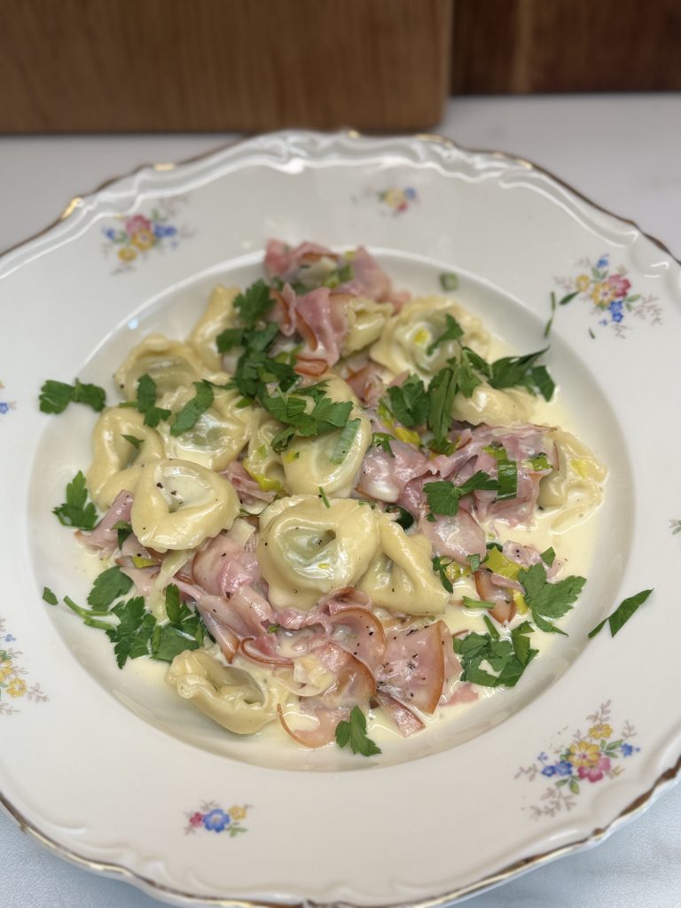 Krämig tortellini med ost och skinksås