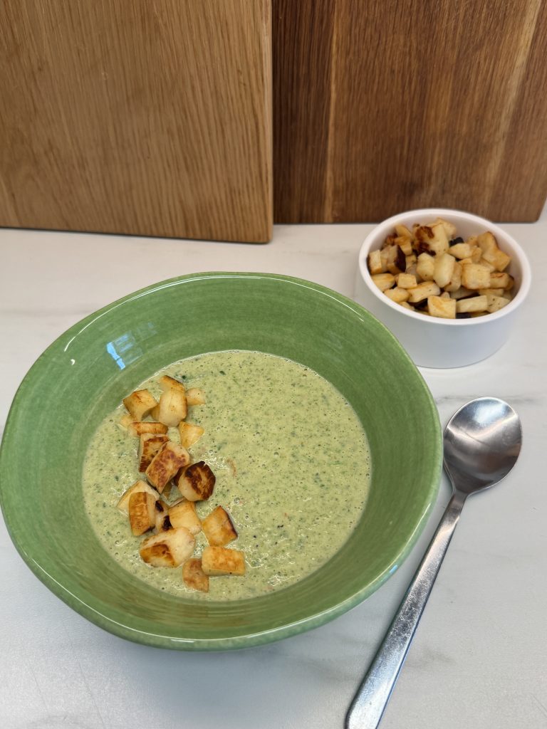 Broccolisoppa med kokosmjölk och stekt halloumi