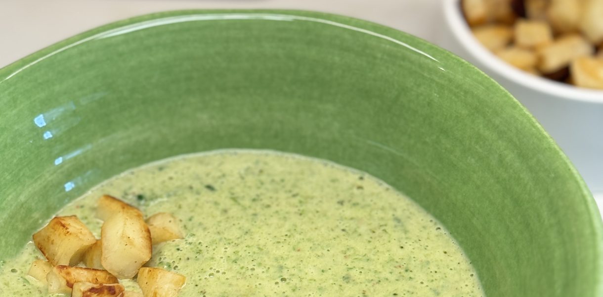 Broccolisoppa med kokosmjölk och stekt halloumi