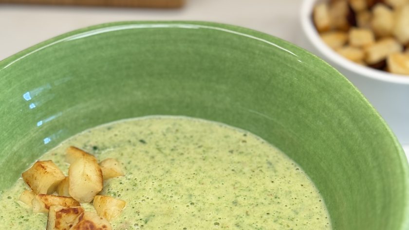 Broccolisoppa med kokosmjölk och stekt halloumi