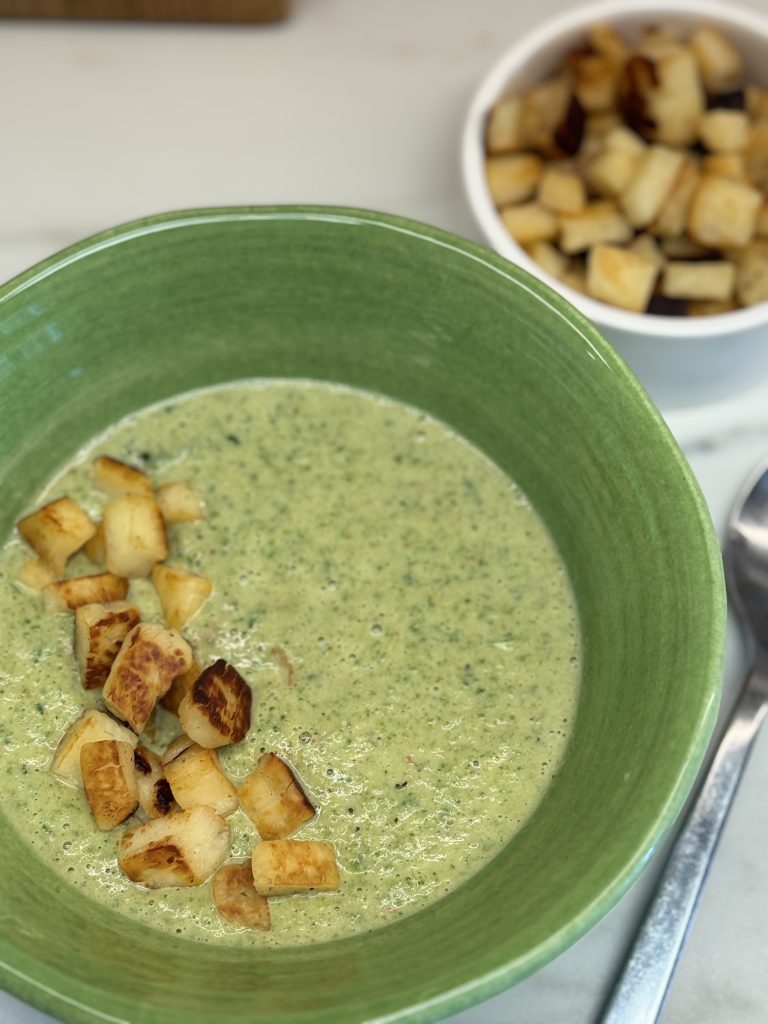 Broccolisoppa med kokosmjölk och stekt halloumi