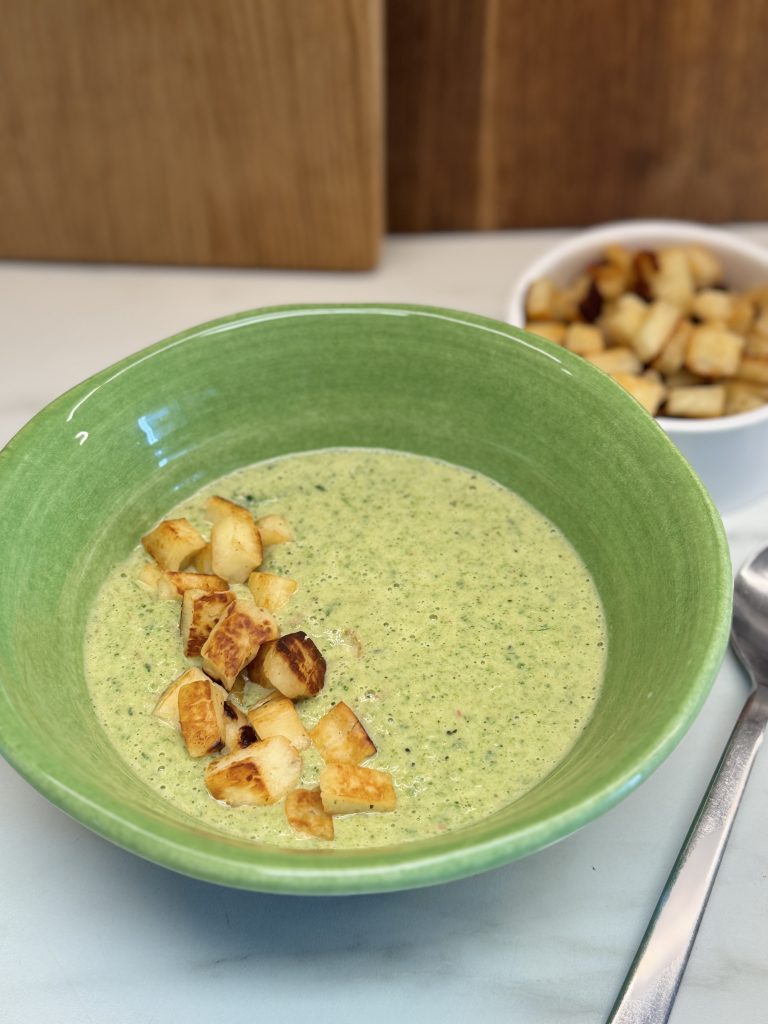 Broccolisoppa med kokosmjölk och stekt halloumi