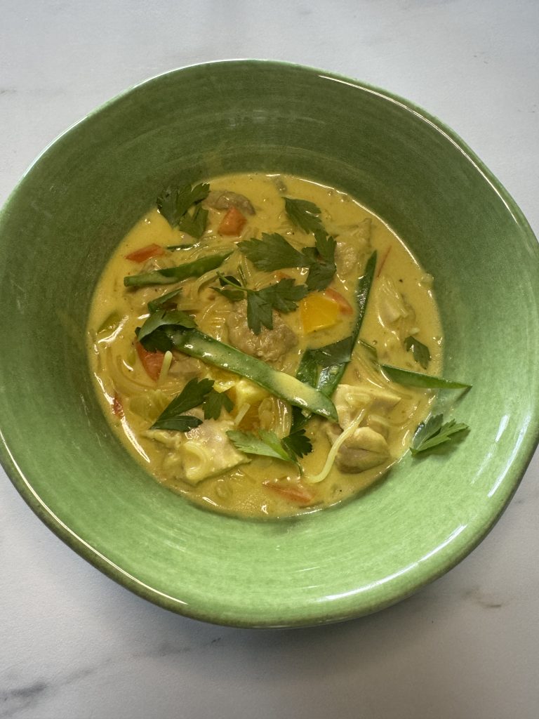 Krämig kycklingsoppa med curry och mjukost