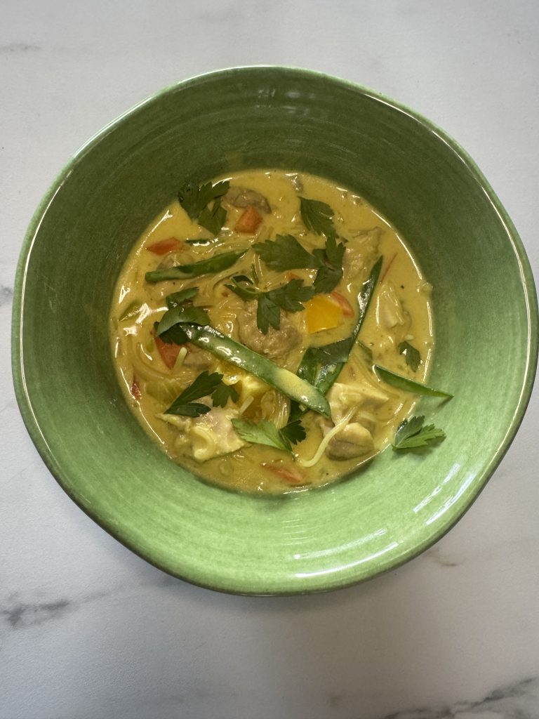 Krämig kycklingsoppa med curry och mjukost