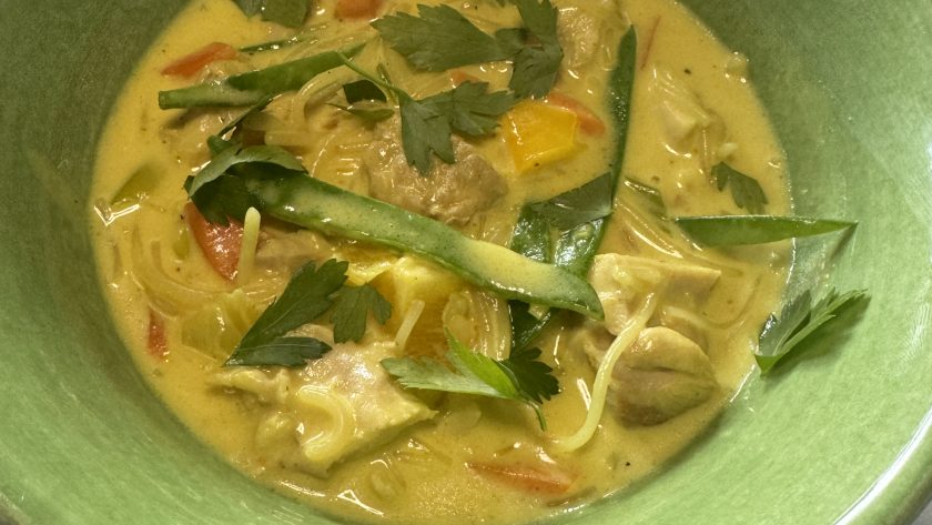 Krämig kycklingsoppa med curry och mjukost
