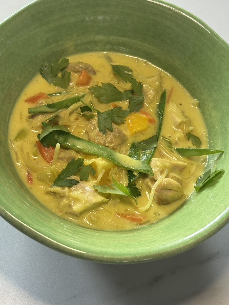 Krämig kycklingsoppa med curry och mjukost