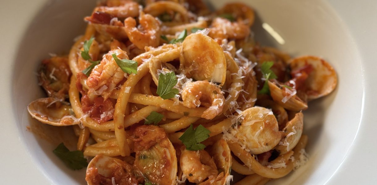Skaldjurspasta med vongolemusslor och räkor.