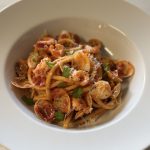 Skaldjurspasta med vongolemusslor och räkor.