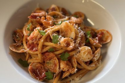 Skaldjurspasta med vongolemusslor och räkor.