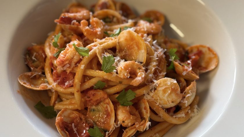 Skaldjurspasta med vongolemusslor och räkor.