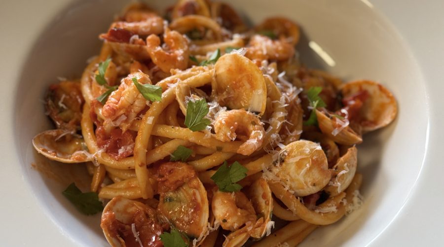 Skaldjurspasta med vongolemusslor och räkor.