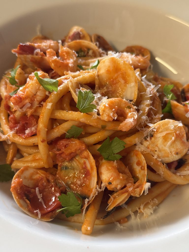 Skaldjurspasta med vongolemusslor och räkor.