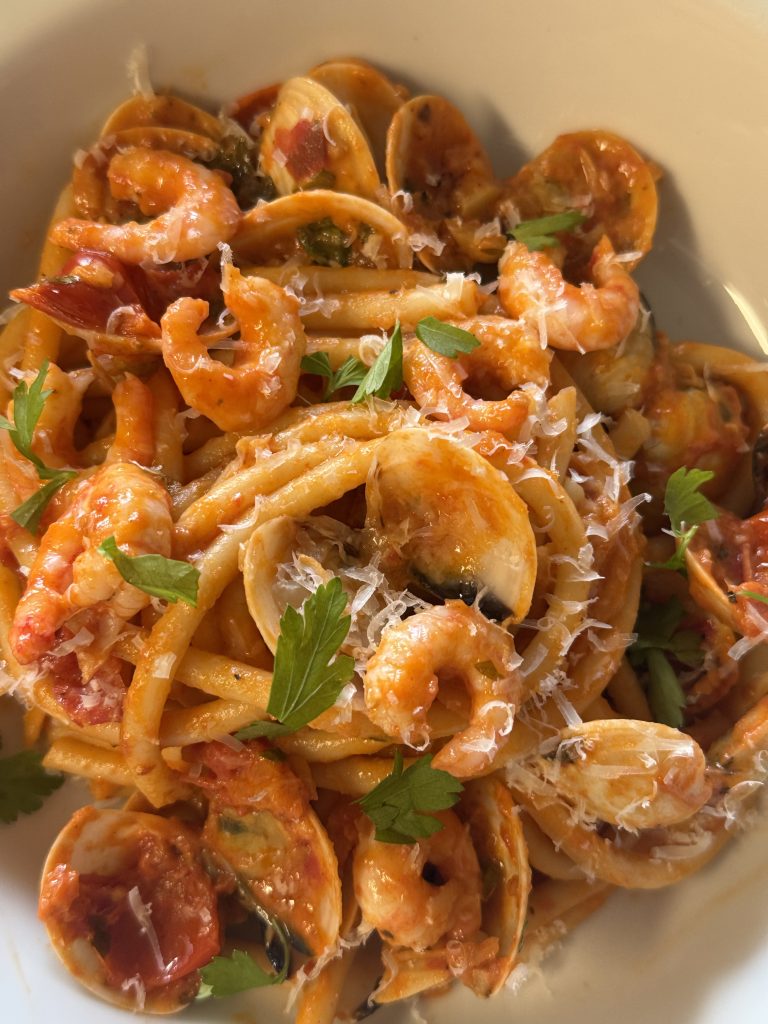 Skaldjurspasta med vongolemusslor och räkor.
