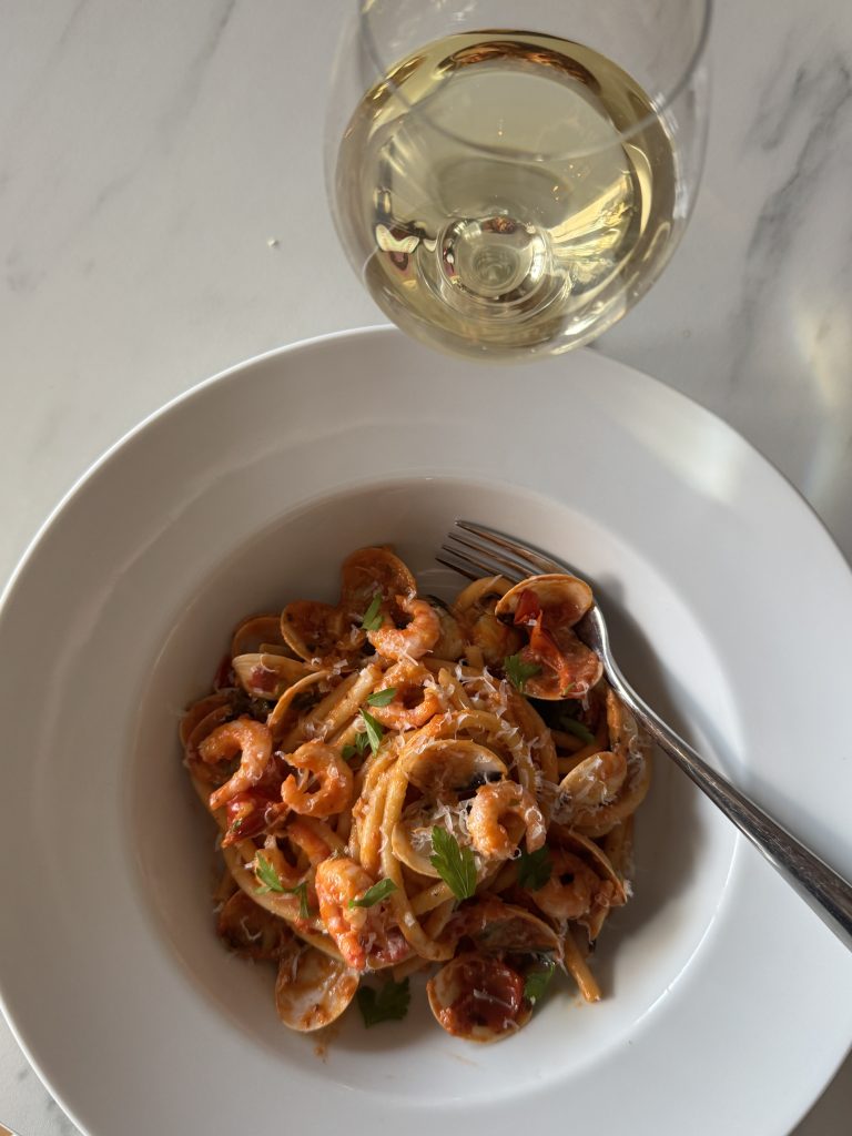 Skaldjurspasta med vongolemusslor och räkor.