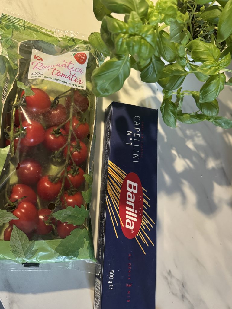 Spagetti Capellini med gräddig tomatsås