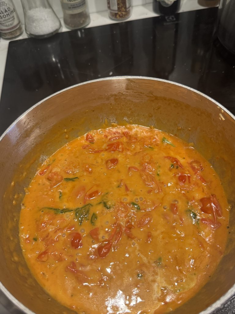 Spagetti Capellini med gräddig tomatsås