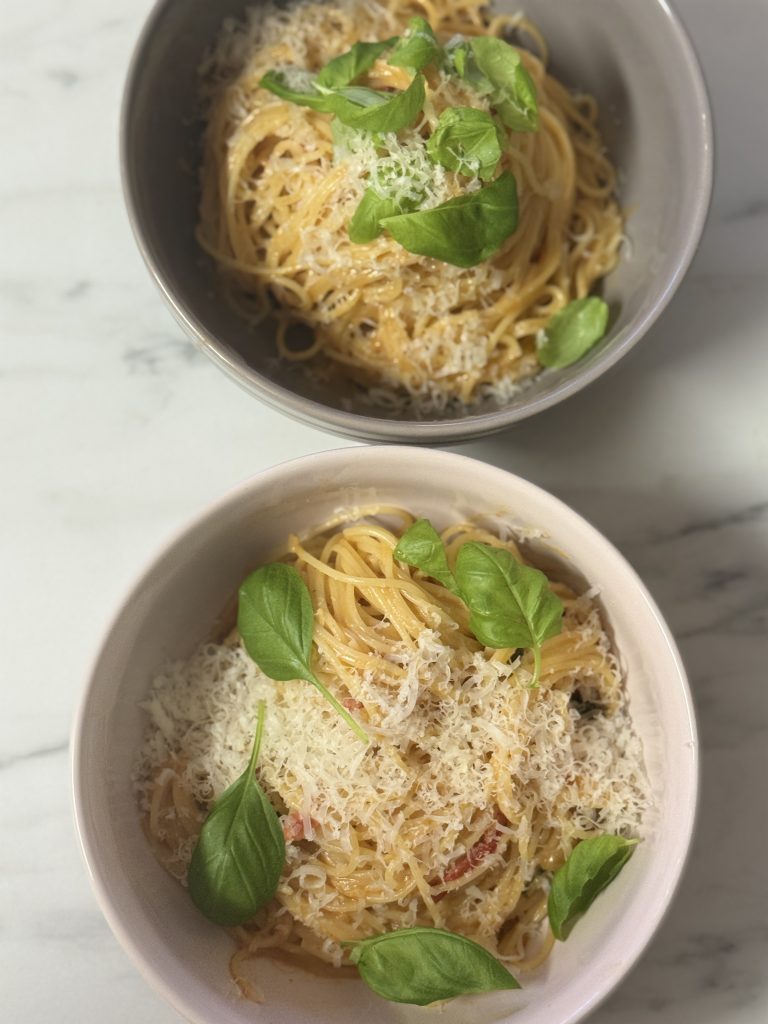 Spagetti Capellini med gräddig tomatsås