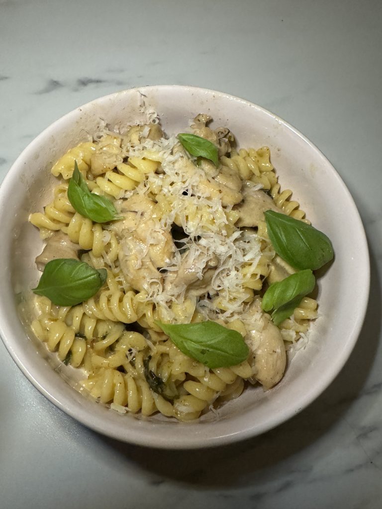 Pasta med kyckling och stekt ramslök 