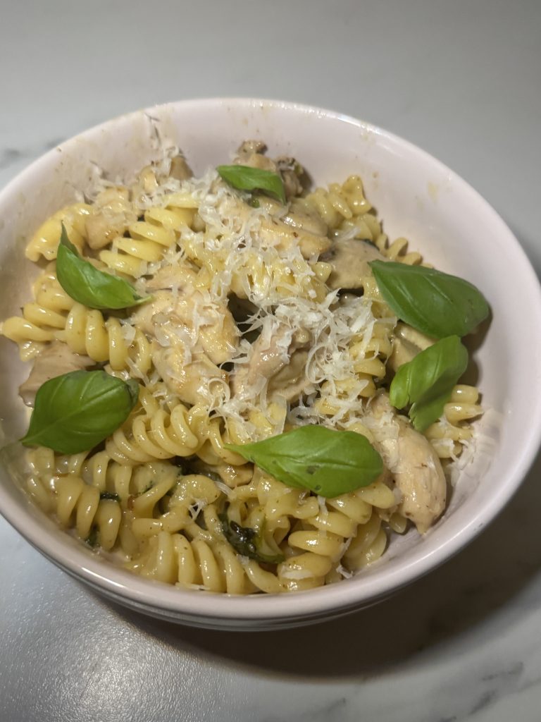 Pasta med kyckling och stekt ramslök