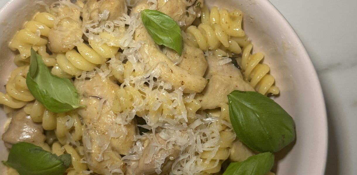 Pasta med kyckling och stekt ramslök