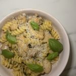 Pasta med kyckling och stekt ramslök
