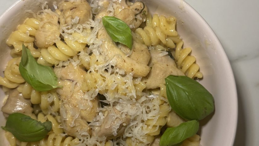 Pasta med kyckling och stekt ramslök