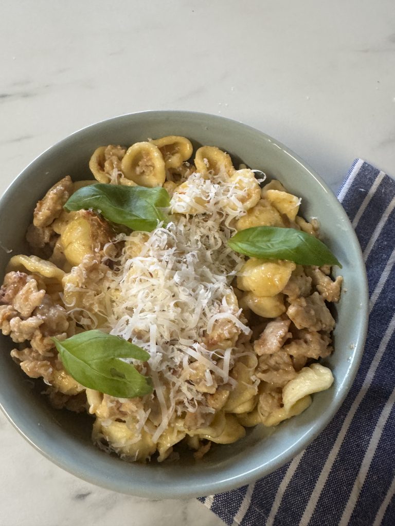Orecchiette med kycklingfärs, soltorkade tomater och grädde