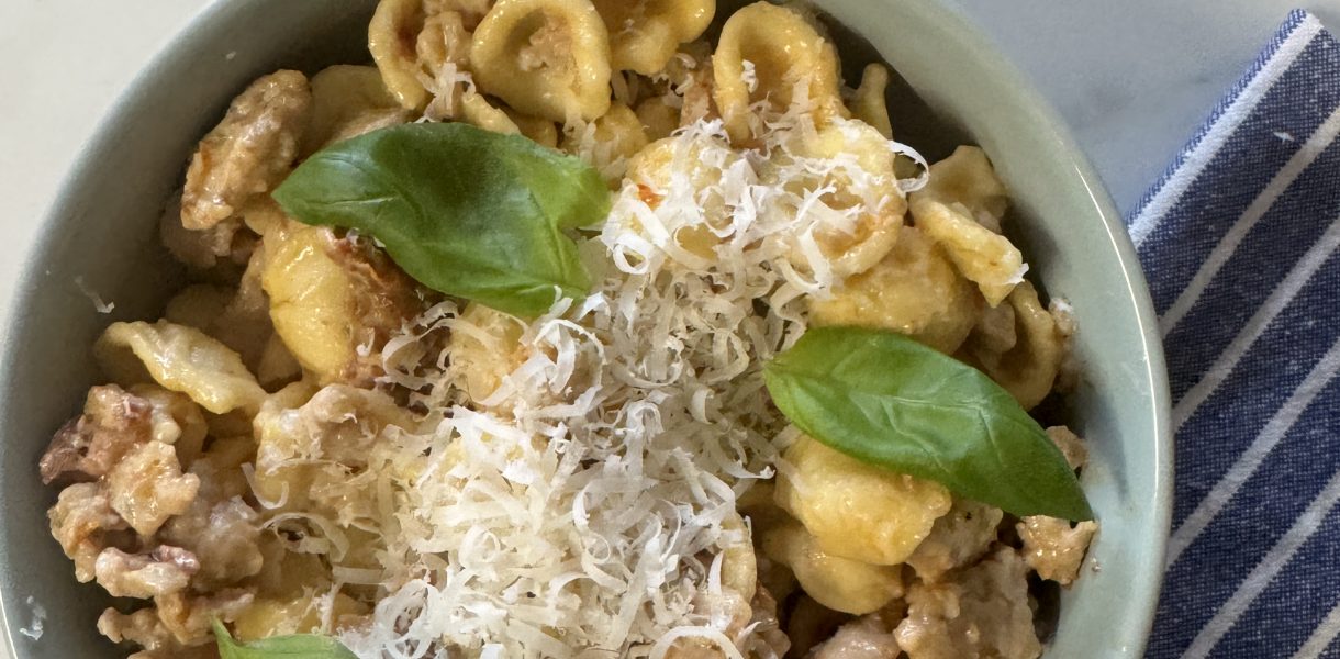 Orecchiette med kycklingfärs, soltorkade tomater och grädde