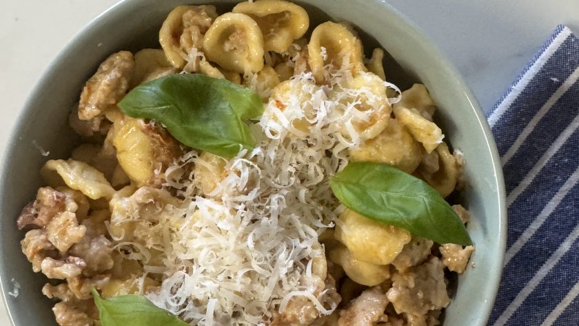 Orecchiette med kycklingfärs, soltorkade tomater och grädde