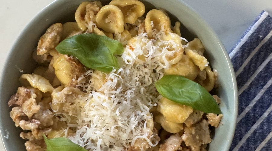 Orecchiette med kycklingfärs, soltorkade tomater och grädde