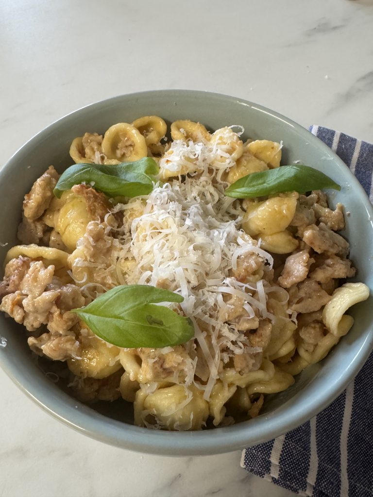 Orecchiette med kycklingfärs, soltorkade tomater och grädde