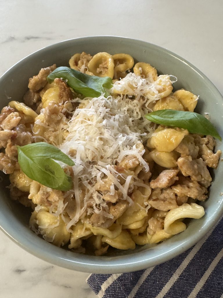 Orecchiette med kycklingfärs, soltorkade tomater och grädde 