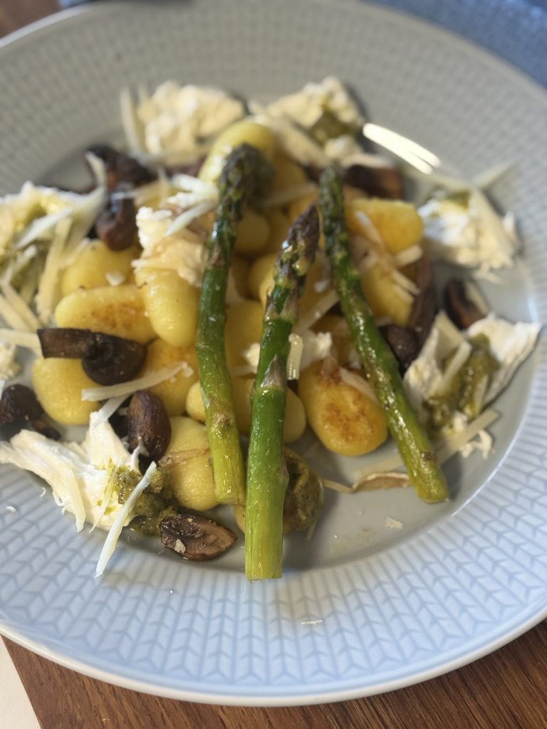 Krispig gnocchi med sparris, champinjoner, mozzarella och pesto på toppen