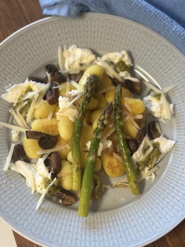 Krispig gnocchi med sparris, champinjoner, mozzarella och pesto på toppen