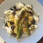 Krispig gnocchi med sparris, champinjoner, mozzarella och pesto på toppen